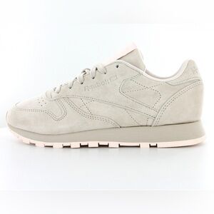 NWOT Genuine suede beige, nude reebok sneakers size W 10 monophonic color